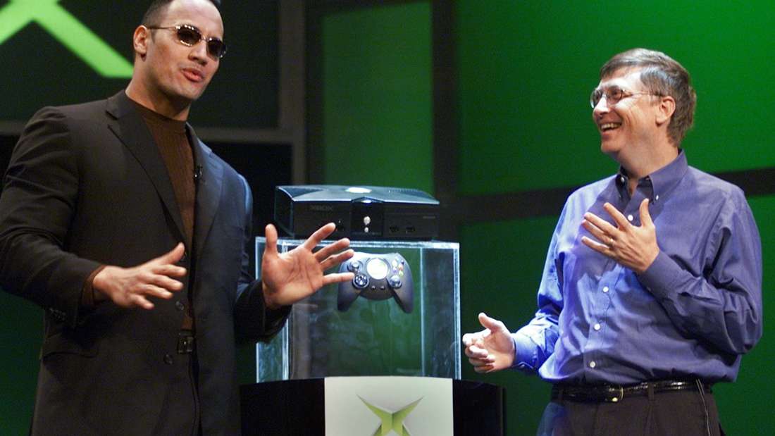 Dwayne The Rock Johnson und Bill Gates präsentieren die erste Xbox.