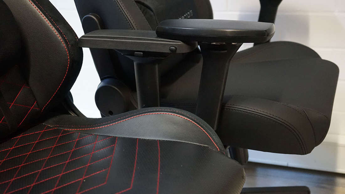 noblechair-EPIC-Black-Edition-ledervergleich