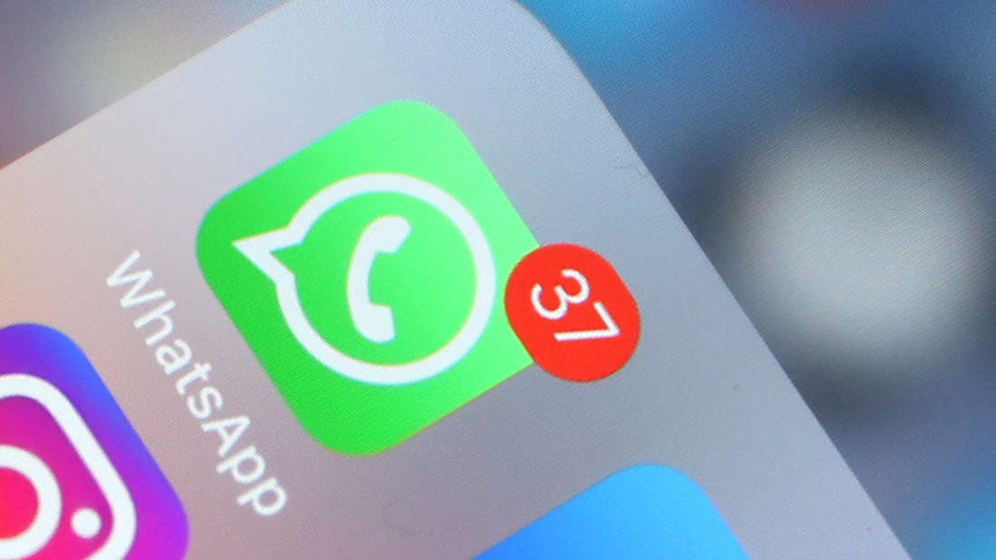 Die App WhatsApp auf einem Handy zeigt 37 ungelesene Nachrichten.