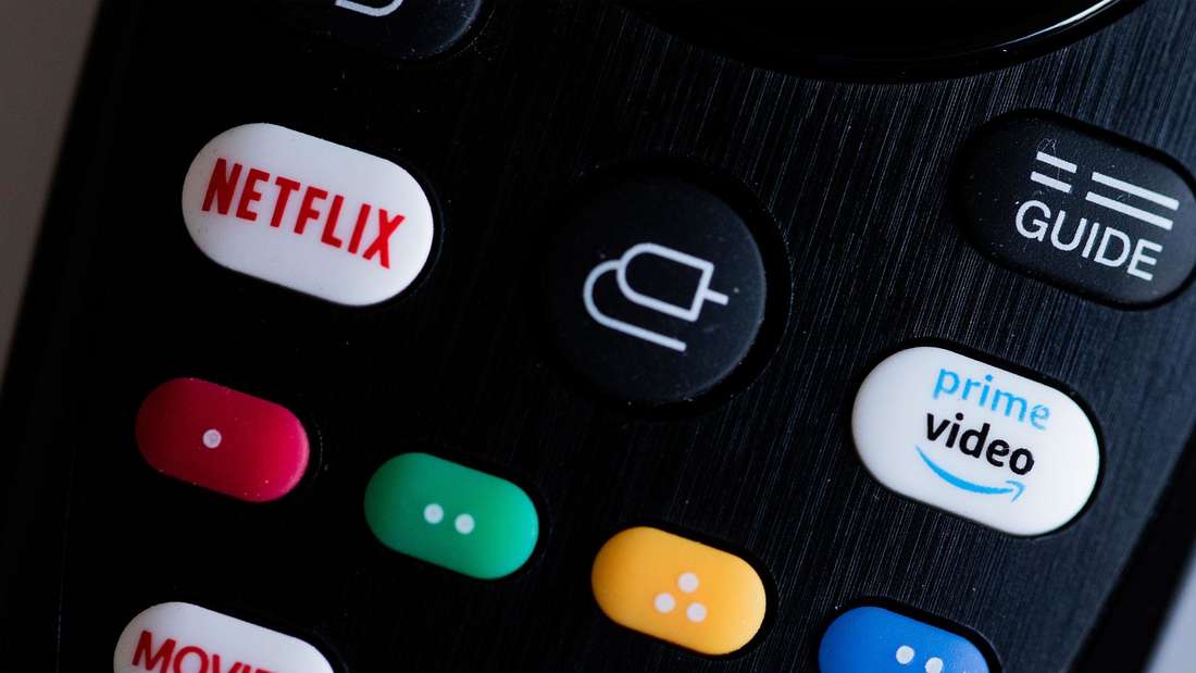 Eine Fernbedienung mit Knöpfen für Netflix und Prime Video