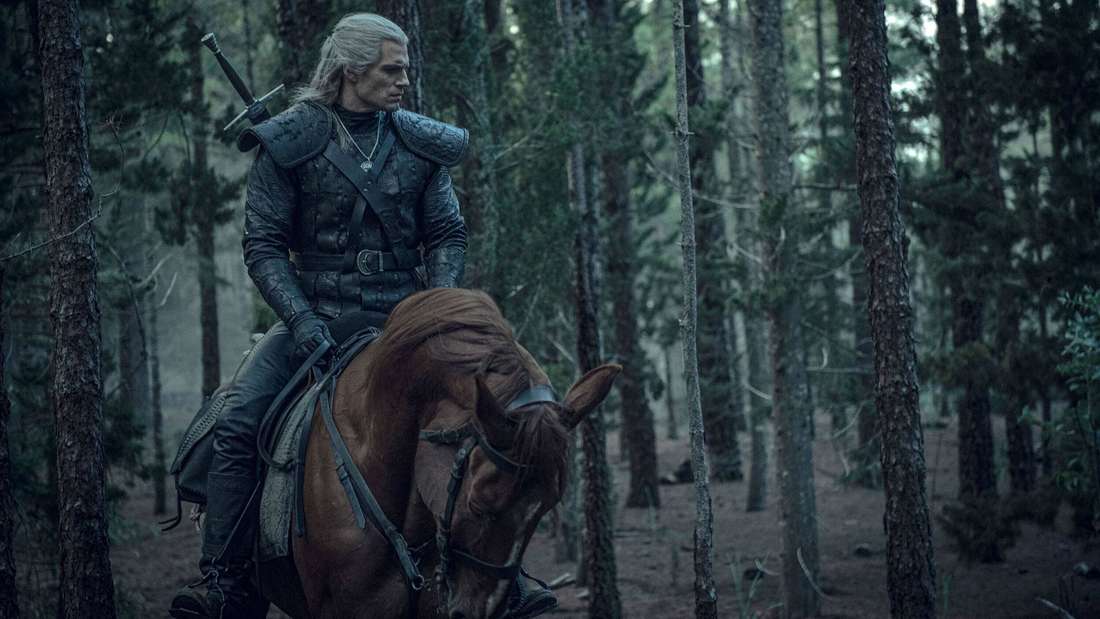 Henry Cavill als Geralt von Riva auf Plötze in einer Szene aus Netflix‘ The Witcher