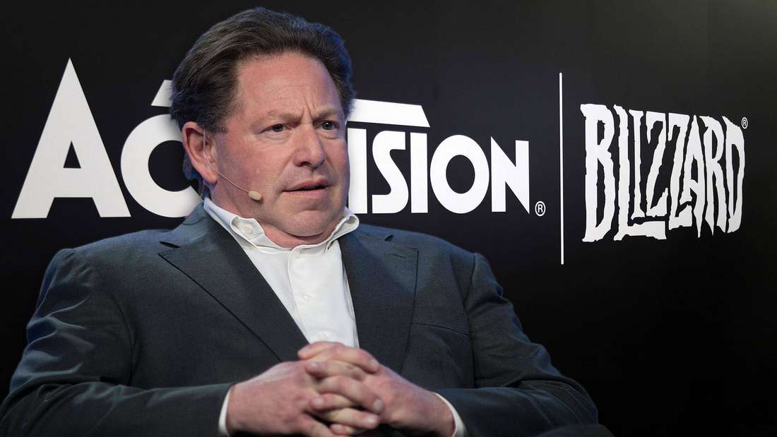 CEO Bobby Kotick vor dem Logo von Activision und Blizzard.