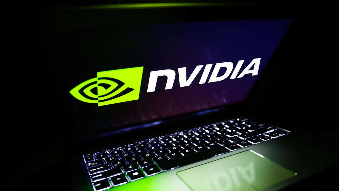 Nvidia Logo auf einem Laptop Screen.