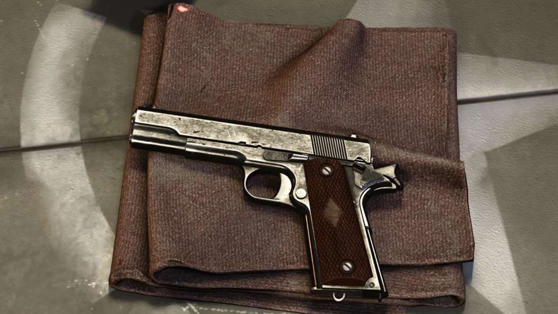 Die 1911-Pistole liegt auf einem Waffenreinigungstuch