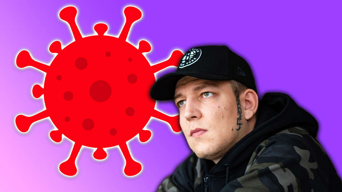 MontanaBlack sitzt vor einem großen Virus