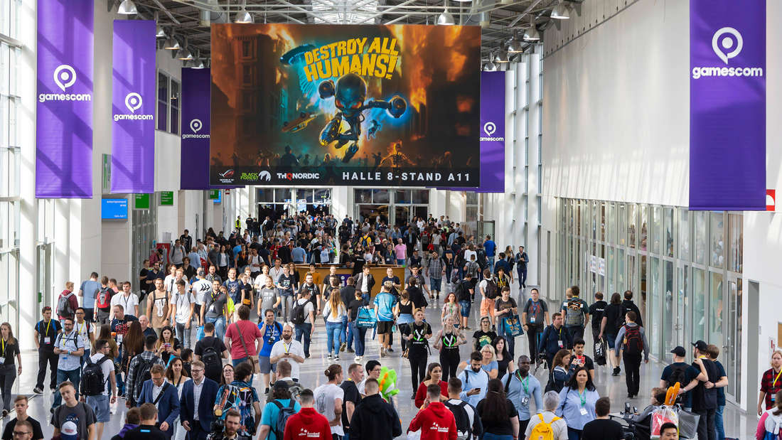 Menschenmenge in Eingangshalle der Gamescom 2019