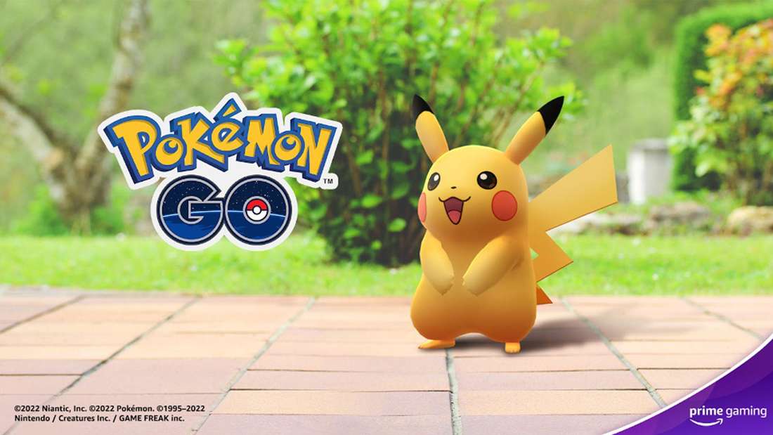 Ein lächelndes Pikachu neben dem Pokémon GO Logo.