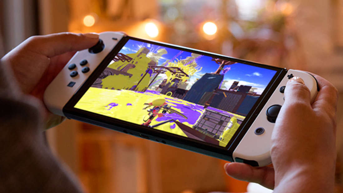 Die Nintendo Switch OLED bietet einen 7 Zoll großen Bildschirm im Handheld-Modus