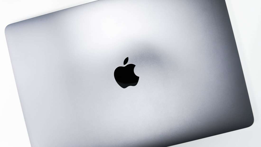 Ein MacBook der Firma Apple vor weißem Hintergrund