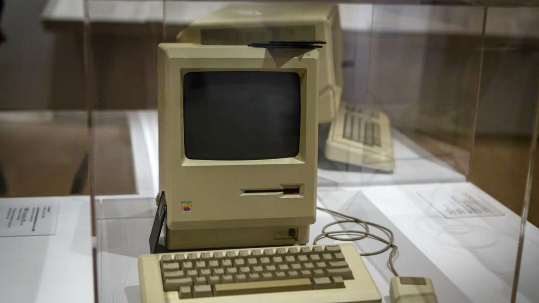 Ein Macintosh 128k von Apple in einer Vitrine