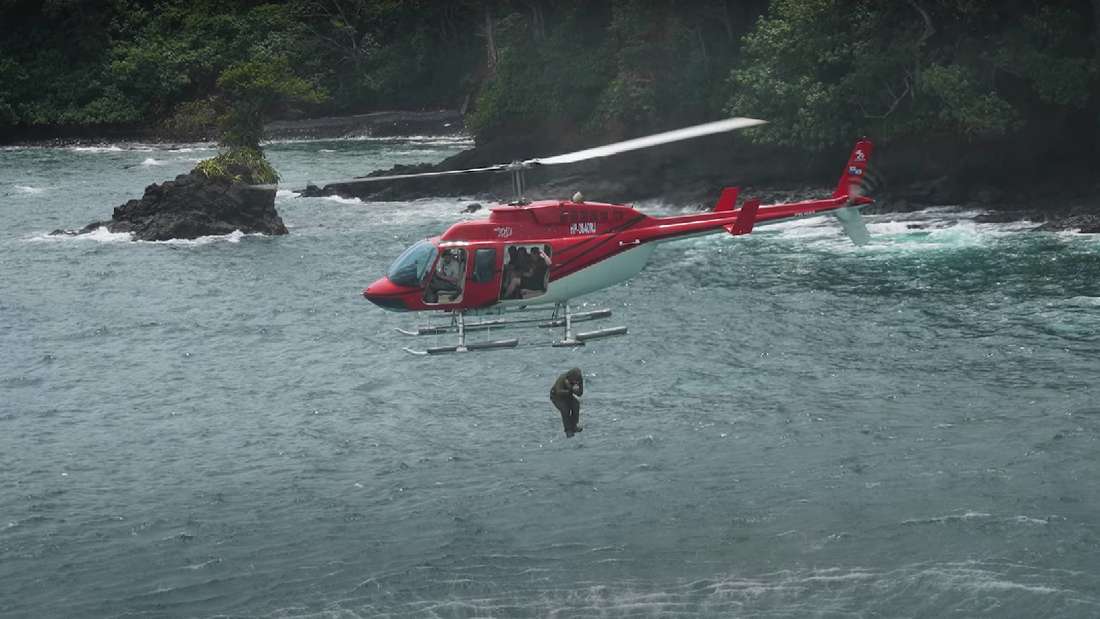 Knossi springt aus dem Helikopter bei der Aussetzung von 7 vs. Wild