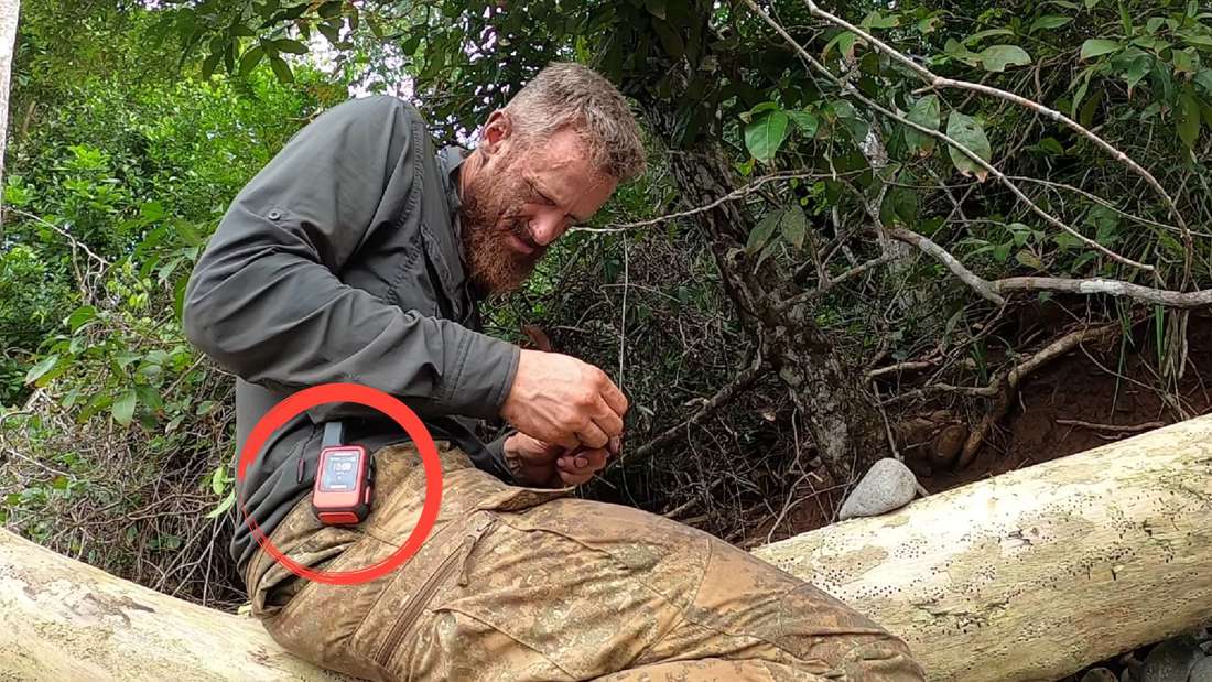 Fritz Meinecke mit seinem GPS-Sender bei 7 vs. Wild