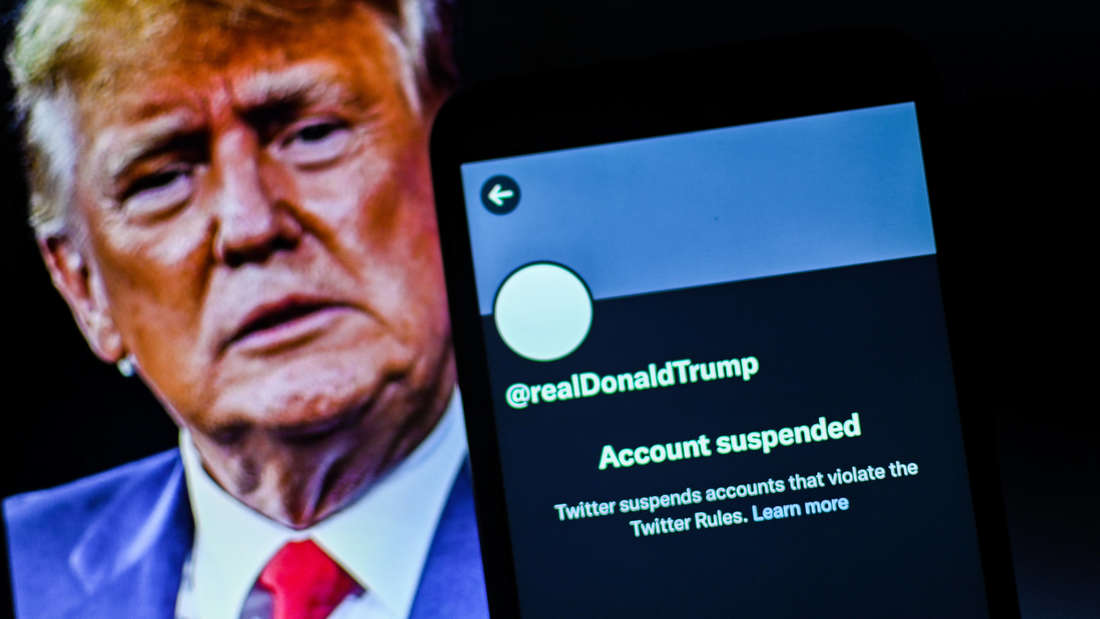 Ein Portrait von Donald Trump neben seinem geblockten Twitter-Account