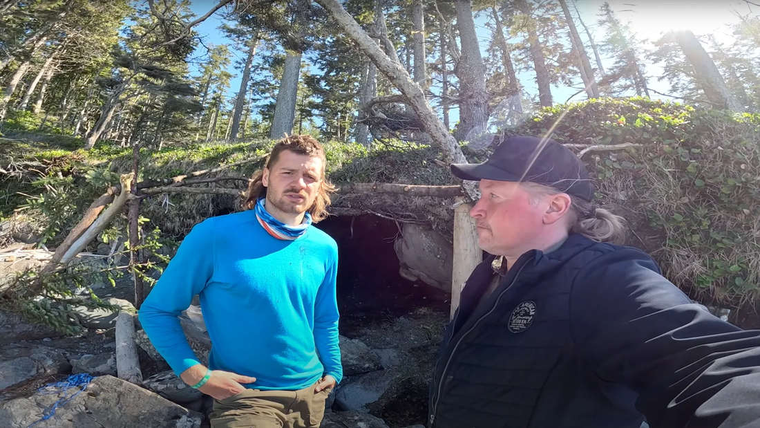 Jan Schlappen und Joey Kelly vor einer selbstgebauten Höhle