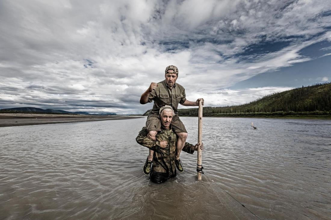 Lindemann mit Kelley auf dem Rücken im Yukon