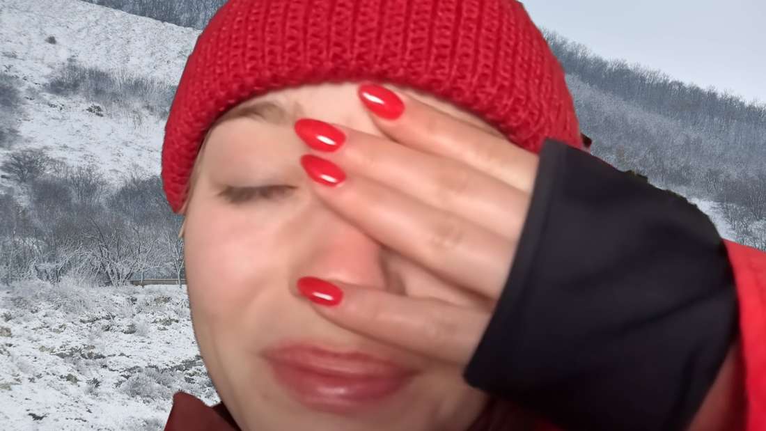 Julia Beautx hält sich verzweifelt die Hand vor das Gesicht, weil es bei 7 vs. Wild schneit