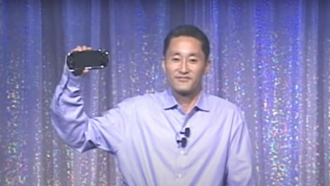 Ken Kutaragi präsentiert die erste Sony PSP auf der E3 2004.